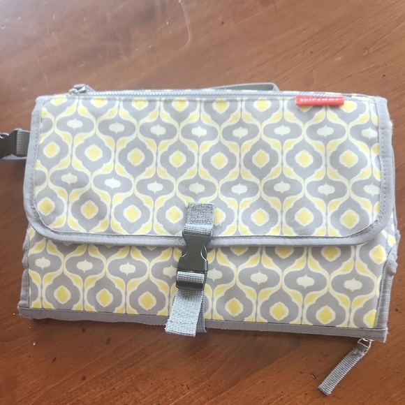 Skip Hop Pirtable Fiaper Vhanging Station/Clutch/ Travel Bag/ Wet Wipe Pouch - Picture 1 of 5